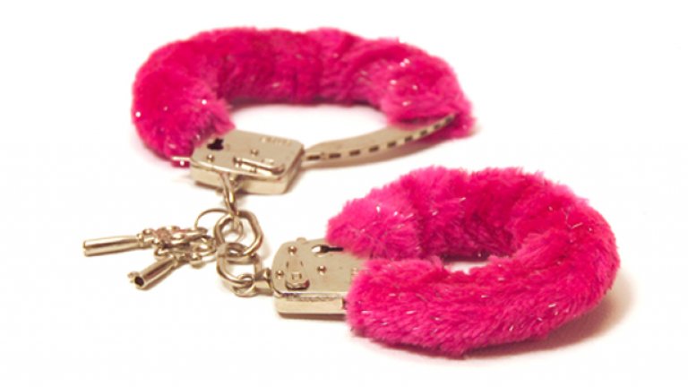 Тези материални останки от провалени връзки понякога са банални, понякога странни, нерядко забавни, тъжни, или дори ексцентрични.