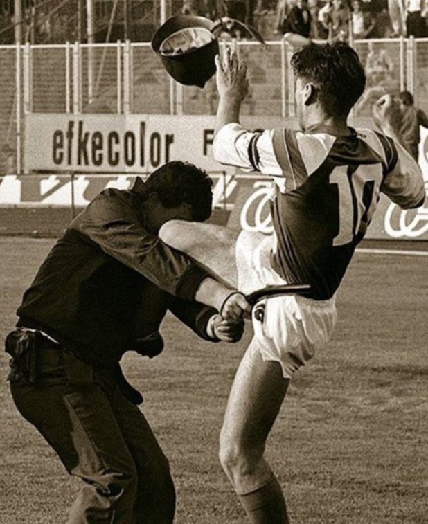 Бобан рита полицай по време на дербито Динамо Загреб - Цървена звезад, след което започна гражданската война.