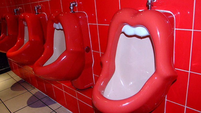 Според някои клиенти на R-Bar прототип за тези тоалетни са устните на Мик Джагър