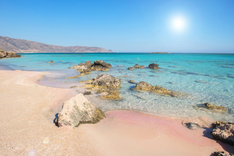 Розовият пясък събира море от плажуващи, но за всички има място, защото лагуната е голяма и е свободна от чадъри и шезлонги. 