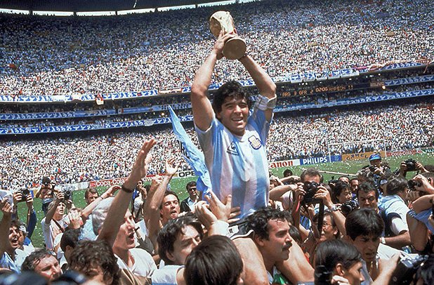 Мексико 1986 г. След като е елиминирал англичаните с Божията ръка, Диего Марадона вдига купата. Аржентина не е невероятен отбор, но Марадона е изумителен. Вероятно единственият мондиал, решен изцяло от свръхуменията на един футболист.