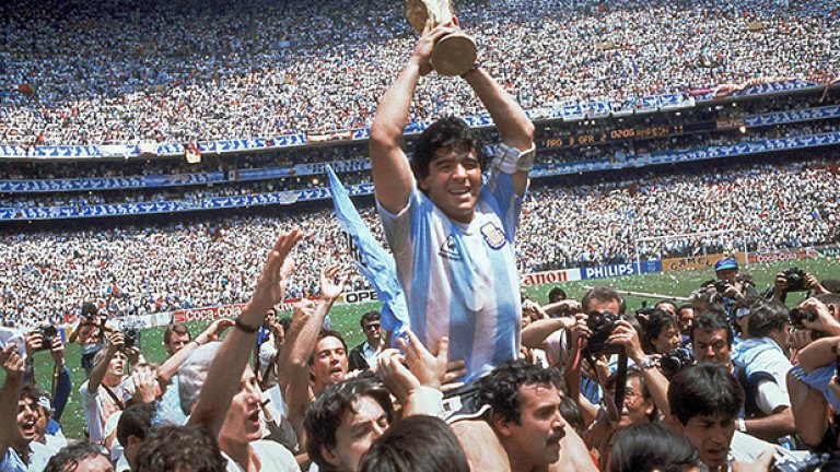 2. Диего Армандо Марадона (Аржентина): Агресивен, гениален и с маниери на уличен футболист, Марадона е най-великият за поне половината свят. Останалите го нареждат втори. На 17 г. Сесар Луис Меноти го извади от състава за домашното световно, което Аржентина спечели. Четири години по-късно светът го видя, но всичко завърши в сълзи - Марадона бе изгонен с червен картон срещу Бразилия. През 1986-а най-съвършеното индивидуално спечелено световно първенство му принадлежеше, а през 1990-а минути го спряха от нов триумф. За да играе и в САЩ 94, където го хванаха с допинг. Неповторим, многолик, обичан и мразен, спорен... Божията ръка. Просто Марадона. Общо: 4 първенства, 21 мача, 8 гола.