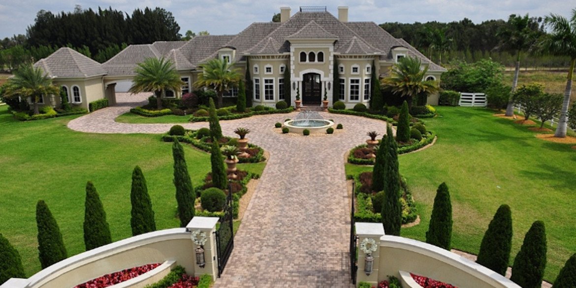 Сред имотите му е това имение с 5 спални и 7 бани във Флорида, което купува за 3.4 млн. долара през 2012 г. Година по-късно го продава за 3 млн. долара.