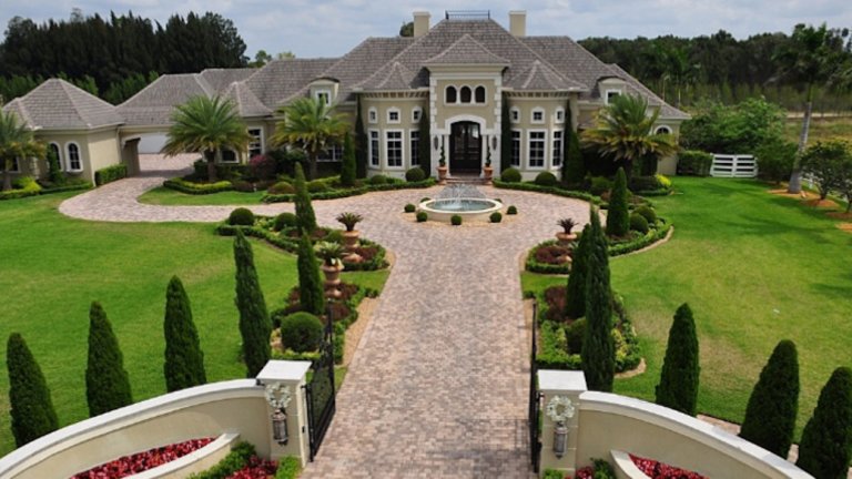 Сред имотите му е това имение с 5 спални и 7 бани във Флорида, което купува за 3.4 млн. долара през 2012 г. Година по-късно го продава за 3 млн. долара.
