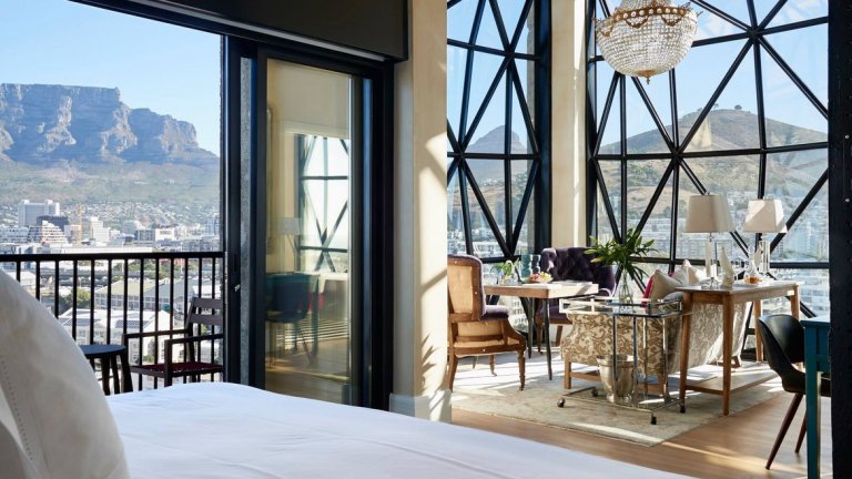 Хотел Сило, Кейптаун
Този нов хотел в Южна Африка впечатлява от самото начало с огромните си прозорци, които "изпъкват" на три стъпки от шикозната фасада на сградата. Вътре ще намерите 28 луксозни стаи за гости, всички индивидуално декорирани с персийски килими, египетски кристални полилеи и оригинално африканско изкуство. Най-привлекателен от всичко в хотела обаче е басейнът на покрива на сградата, даващ гледка към заобикалящите планини и към Атлантическия океан. Нощувката в това прекрасно място струва 1127 долара на вечер и нагоре.