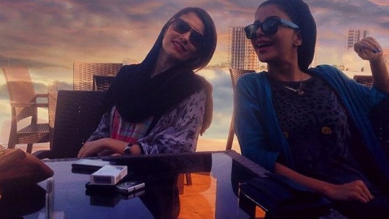 В частното пространство на дома не е необходимо жените да са забулени. Но алкохолът е строго забранен