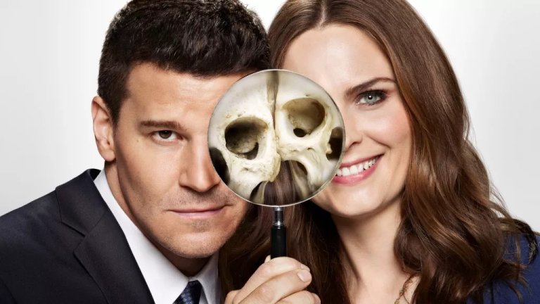  Bones ("Кости") 
Сериалът ползва романите на Кати Райкс по-скоро като вдъхновение, отколкото като основа за пряка адаптация. Именно тази творческа свобода се превръща в най-голямото му предимство. 

Тя позволява на сценаристите да изградят далеч по-увлекателна версия на главната героиня Темперанс Бренън и да я обградят с пъстър ансамбъл от запомнящи се герои, които почти липсват в книгите.

Ключово за успеха на сериала е екранната динамика между Бренън и специален агент Сийли Буут. Химията помежду им трансформира стандартните криминални казуси в основа за значително по-емоционална и забавна история.