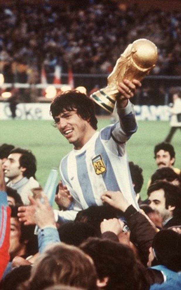 Даниел Пасарела (Аржентина).
Това, което държи в ръката си, е световната купа от 1978 г. Капитанът Пасарела обаче не стигна до същата чест и в континенталната надпревара. Игра на четири турнира от 1975-а до 1987-а, но Аржентина не стигна дори до място в тройката. Като треньор на националния се пробва два пъти, но пак дори не спечели медал.