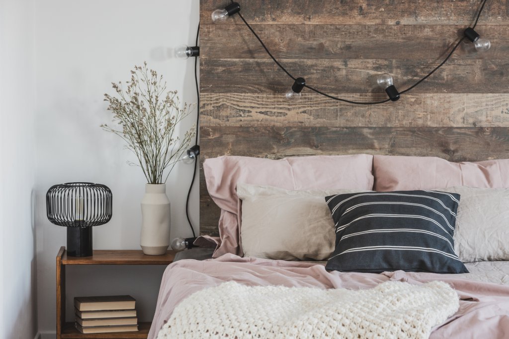 Моето легло е моята крепостОткога не сте обръщали внимание на нощното си шкафче? Ако го преаранжирате и му дадете малко въздух, може да създадете неочакван уют на мястото, където започва и приключва денят ви. Може би отдавна имате нощна лампа, но помислете дали не можете да намерите приложение на лампичките и тук - светлината може и да не стига за четене, но създава интимност.