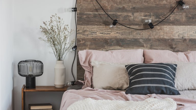 Моето легло е моята крепостОткога не сте обръщали внимание на нощното си шкафче? Ако го преаранжирате и му дадете малко въздух, може да създадете неочакван уют на мястото, където започва и приключва денят ви. Може би отдавна имате нощна лампа, но помислете дали не можете да намерите приложение на лампичките и тук - светлината може и да не стига за четене, но създава интимност.