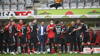 Играчите и треньорите на Байерн Мюнхен направиха шпалир на Роберт Левандовски след изравняването на рекорда на Герд Мюлер