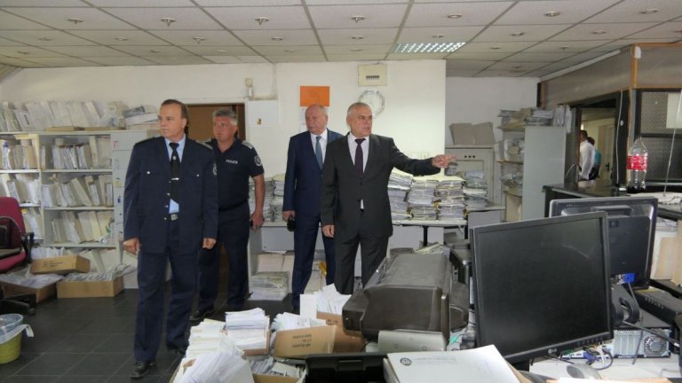 Вътрешният министър направи проверка в КАТ-София, видя проблем с липсата на климатици