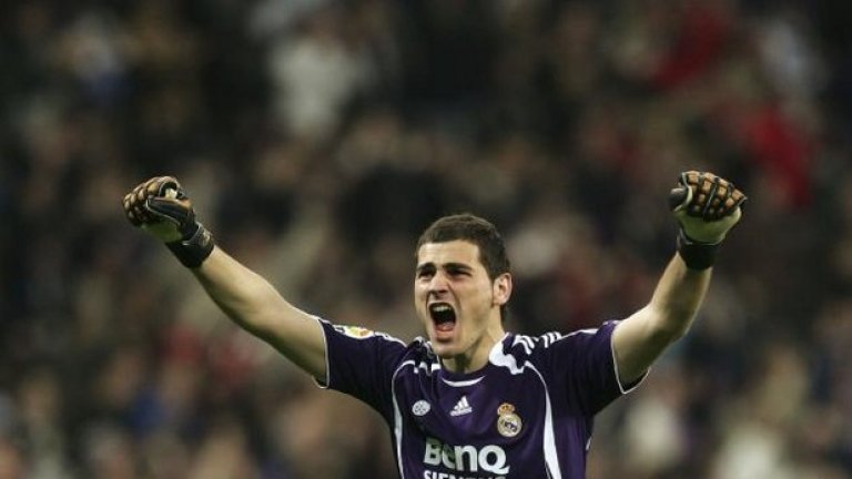 Икер Касияс, 34 г.
Клубове, за които е играл: Реал (Мадрид), Порто
Спечелени трофеи: 50
Стъпва в академията на Реал през 1990 г. и дебютира през 97-а, когато е на 16 г. Става най-младият вратар, пазил във финал на Шампионската лига, когато е само на 18 г., при победата с 3:0 над Валенсия. След това изигра повече от 500 мача с бялата фланелка и се превърна в една от най-големите легенди на клуба.