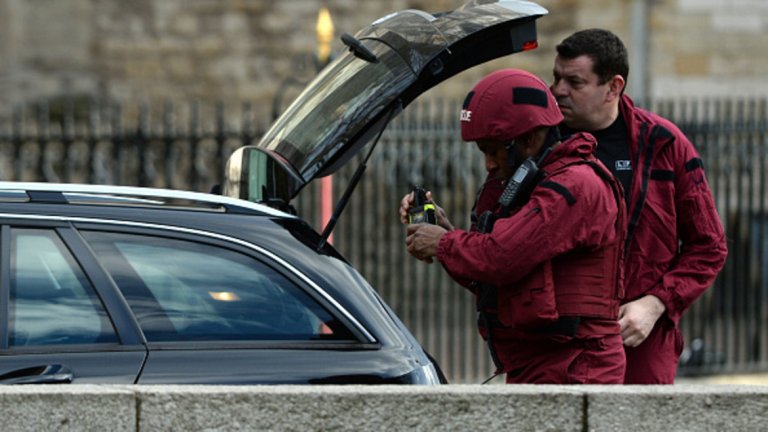 Криминалисти проверяват багажника на колата на атентатора