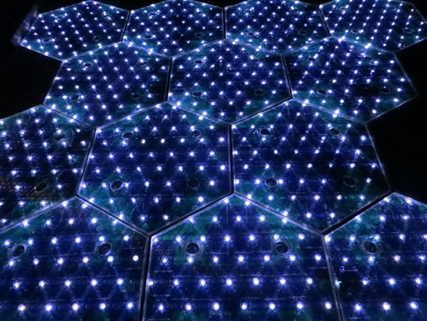 LED светлини, активирани в соларен панел
