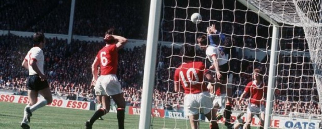 Манчестър Юнайтед - Ливърпул 2:1, 1977
Ливърпул вече бе спечелил титлата и му предстоеше финал за КЕШ, което му отреждаше ролята на абсолютен фаворит във финала за ФА къп, но Юнайтед не мислеше така и надигра вечния враг.