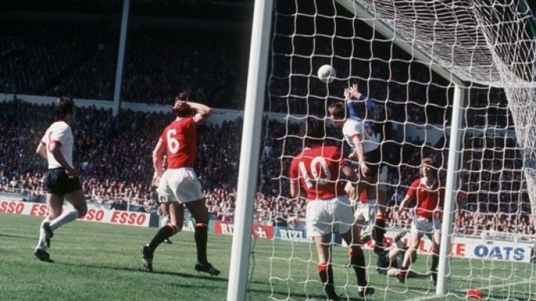 Манчестър Юнайтед - Ливърпул 2:1, 1977
Ливърпул вече бе спечелил титлата и му предстоеше финал за КЕШ, което му отреждаше ролята на абсолютен фаворит във финала за ФА къп, но Юнайтед не мислеше така и надигра вечния враг.