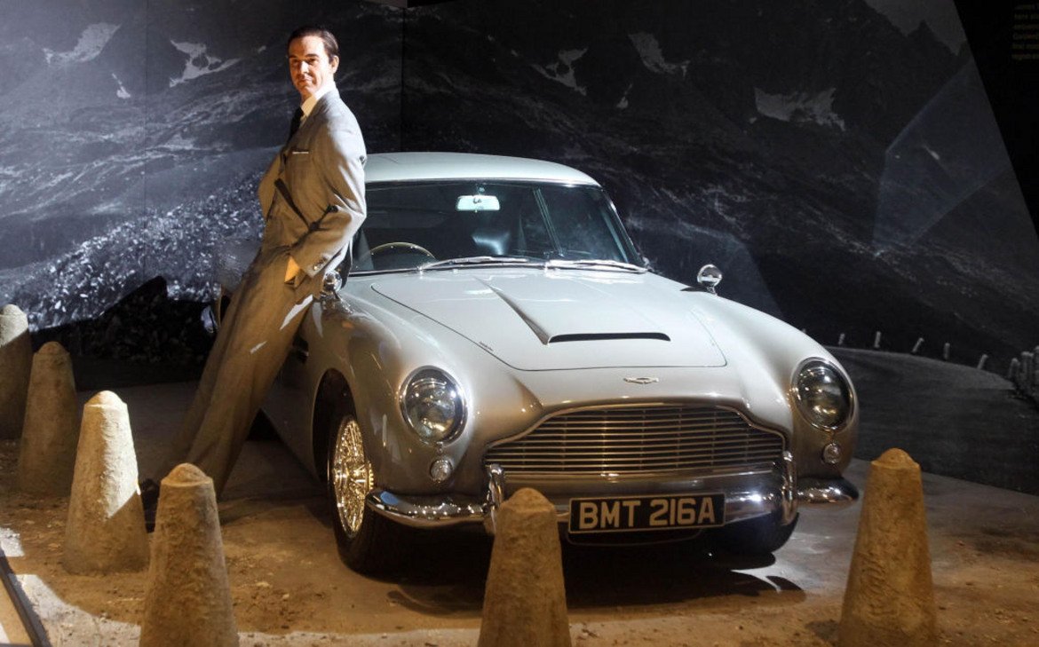  Aston Martin DB5 

Aston Martin DB5 е колата, която Шон Конъри кара в "007: Goldfinger". Този август модел от нея беше продаден за впечатляващите 6,8 млн. долара. Така автомобилът влиза историята като най-скъпия Aston Martin, продаван някога. 

Автомобилът, който беше закупен на аукцион, всъщност не участва във филма, но е точно копие на този, който Конъри кара (и разбива в един момент), а освен това е напълно реставриран през 2012 г. Снабден е с различни "одобрени от Ми-6" екстри като въртяща се регистрационна табела и бронирани стъкла. 