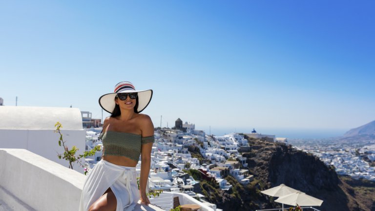 Островната визия с акцент
Сламени шапки, слънчеви очила и големи плетени чанти са основните аксесоари, допълващи облеклата, за които отличителните бели църкви със сини куполи са фон. Идеята за острова може да е и още по-конкретна, ако по дрехите има дантели, набори и бродерии, които да препращат към нежната атмосфера на Санторини.