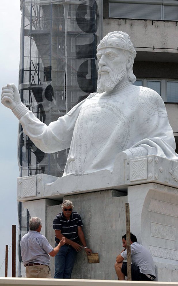 В Скопие издигнаха паметник на българския цар Самуил и най-вероятно ще го обявят официално за македонски цар.