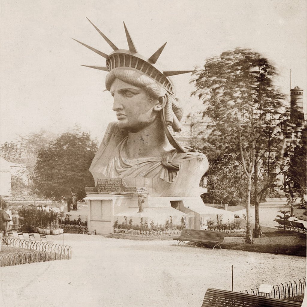 Head_of_the_Statue_of_Liberty_on_display_in_a_park_in_Paris