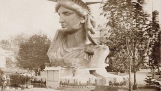 Head_of_the_Statue_of_Liberty_on_display_in_a_park_in_Paris