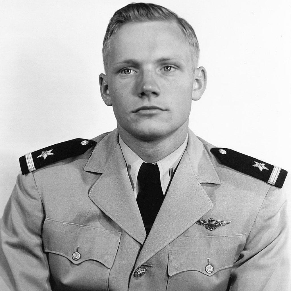 895px-Neil_Armstrong_23_May_1952_(cropped)