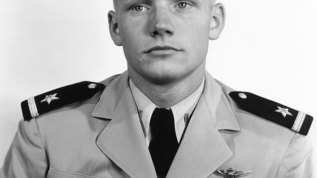 895px-Neil_Armstrong_23_May_1952_(cropped)