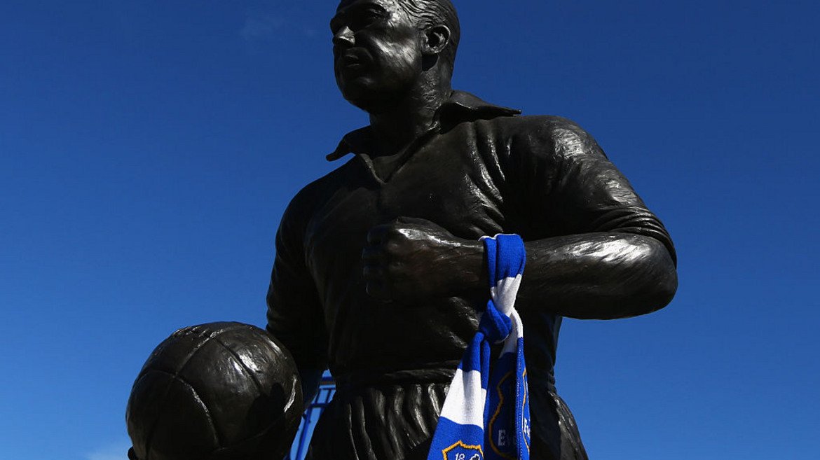 Дикси Дийн
Статуята на легендарния нападател на Евертън гордо се извисява на "Гудисън".