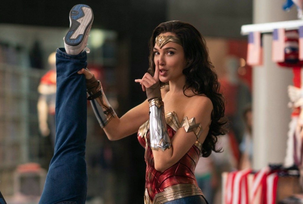 "Жената чудо 1984" (Wonder Woman 1984)
Кога: сложно е
Без съмнение най-комерсиалното заглавие за годината е в странна ситуация, поне що се отнася до България. Филмът ще се появи на 25 декември в HBO Max в Щатите. За останалия свят, включително и у нас, той трябваше да тръгне по кината на 16 декември. Киносалоните обаче са затворени поне до 21-и. Ясно е, че подобни комиксови епоси заслужават да се гледат на голям екран, но остава въпросът колко зрители вече ще гледали "Жената чудо 1984", когато най-накрая кината отворят...
Иначе най-накрая отново ще видим Гал Гадот като красивата Даяна Принс. Този път действието се развива в 80-те, а Даяна трябва да се справи с нови злодеи - Cheetah и Макс Лорд (Педро Паскал), докато в същото време ѝ се случва невъзможното и среща отново любимия си Стив Тревър (Крис Пайн).