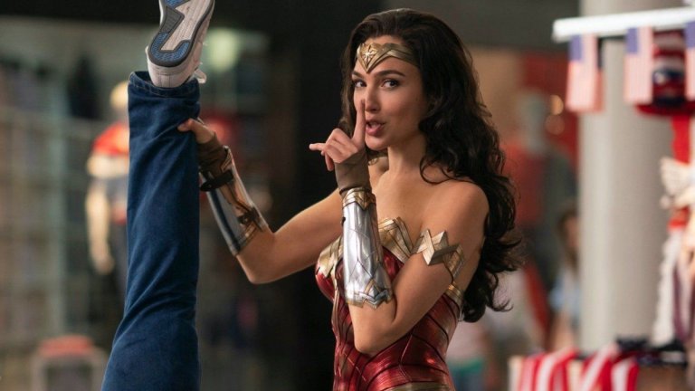 "Жената чудо 1984" (Wonder Woman 1984)
Кога: сложно е
Без съмнение най-комерсиалното заглавие за годината е в странна ситуация, поне що се отнася до България. Филмът ще се появи на 25 декември в HBO Max в Щатите. За останалия свят, включително и у нас, той трябваше да тръгне по кината на 16 декември. Киносалоните обаче са затворени поне до 21-и. Ясно е, че подобни комиксови епоси заслужават да се гледат на голям екран, но остава въпросът колко зрители вече ще гледали "Жената чудо 1984", когато най-накрая кината отворят...
Иначе най-накрая отново ще видим Гал Гадот като красивата Даяна Принс. Този път действието се развива в 80-те, а Даяна трябва да се справи с нови злодеи - Cheetah и Макс Лорд (Педро Паскал), докато в същото време ѝ се случва невъзможното и среща отново любимия си Стив Тревър (Крис Пайн).