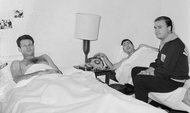 Уругвайците си почиват в хотела по време на световното в Англия през 1966 г. Омар Каетано (вляво) дори е наредил снимки на семейството си над леглото, за да бори носталгията.