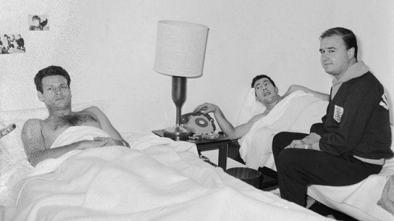 Уругвайците си почиват в хотела по време на световното в Англия през 1966 г. Омар Каетано (вляво) дори е наредил снимки на семейството си над леглото, за да бори носталгията.