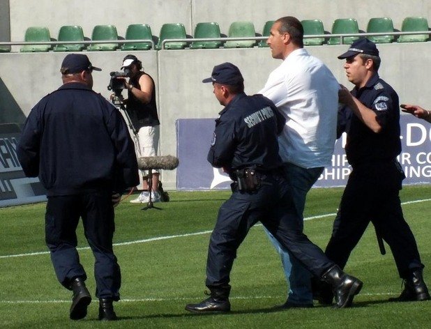 "Лудогорец Арена", 2012 г. Треньорът на Черноморец Димитър Димитров е нахлул на терена, бесен от отсъжданията на съдията Стефан Спасов, и се налага да бъде изведен с полиция. Пет години по-късно Димитров е обявен за новия треньор на Лудогорец