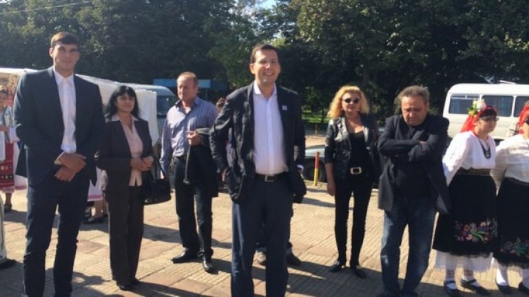 Депутатът от ДПС Станислав Анастасов търси съвет как да гласува