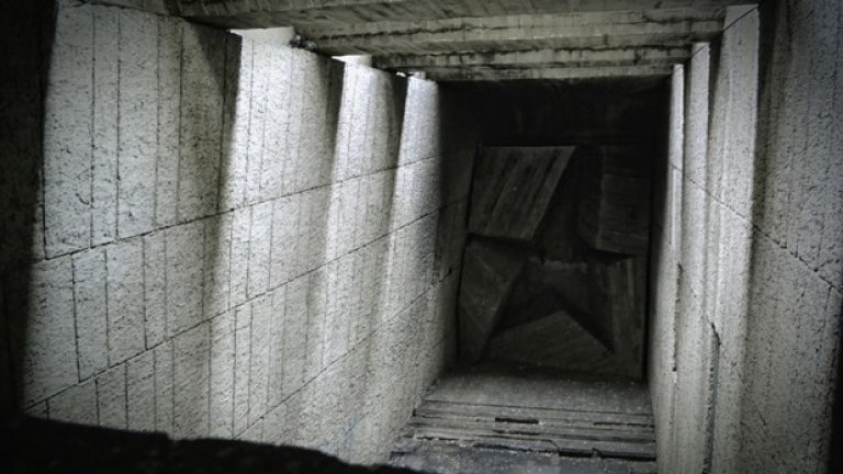 Култовата зала с петолъчката. С умела игра на светлосенки, авторите на проекта са внесли мистичен елемент в делото си, който днес придава зловеща осанка на забравения монумент.