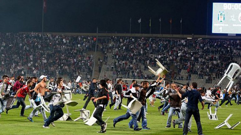 На мач в Турция, когато играе Бешикташ...