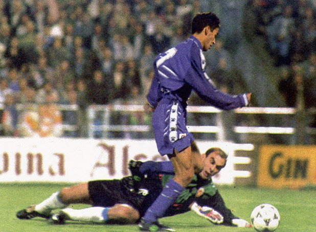 Раул Гонзалес Бланко дебютира за Реал Мадрид на 29 октомври 1994-та година. 

Тогава той е на 17 години и в първия си мач изработва попадение за партньора си в атака Иван Саморано. 

Първото си попадение той отбелязва само седмица след дебюта си и то срещу градския съперник - Атлетико Мадрид
