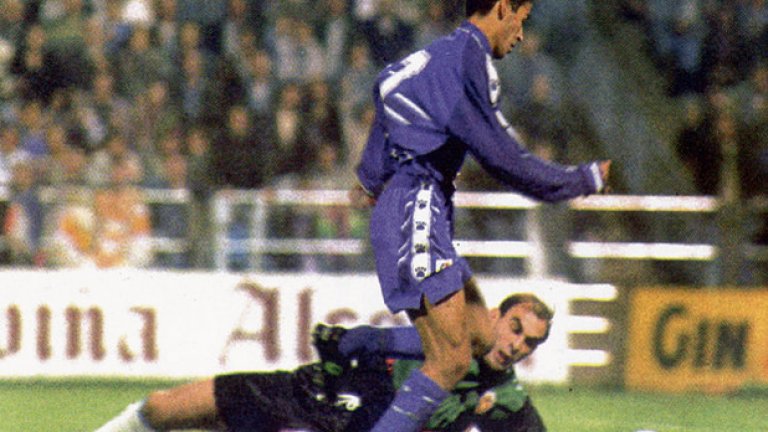 Раул Гонзалес Бланко дебютира за Реал Мадрид на 29 октомври 1994-та година. 

Тогава той е на 17 години и в първия си мач изработва попадение за партньора си в атака Иван Саморано. 

Първото си попадение той отбелязва само седмица след дебюта си и то срещу градския съперник - Атлетико Мадрид
