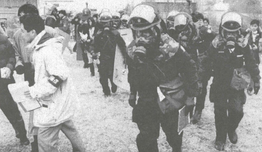 Emergency_personnel_respond_to_the_Tokyo_subway_sarin_attack