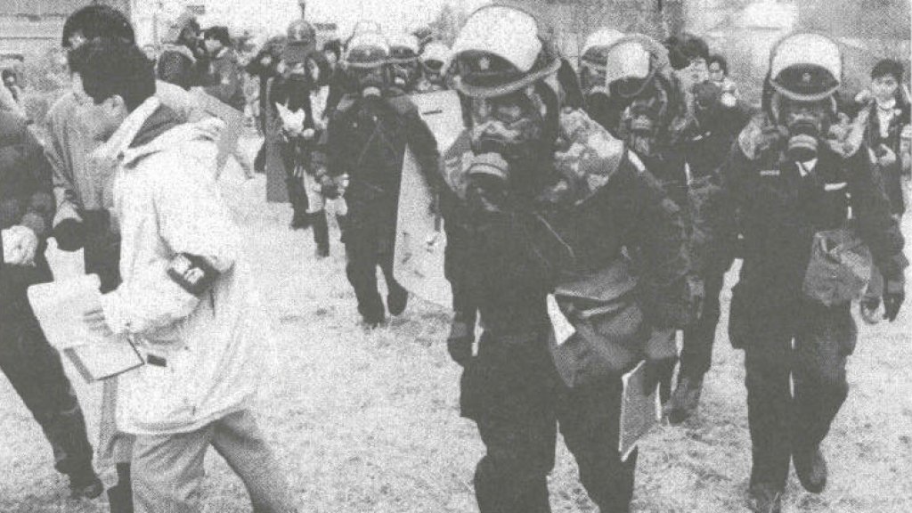 Emergency_personnel_respond_to_the_Tokyo_subway_sarin_attack