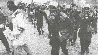 Emergency_personnel_respond_to_the_Tokyo_subway_sarin_attack