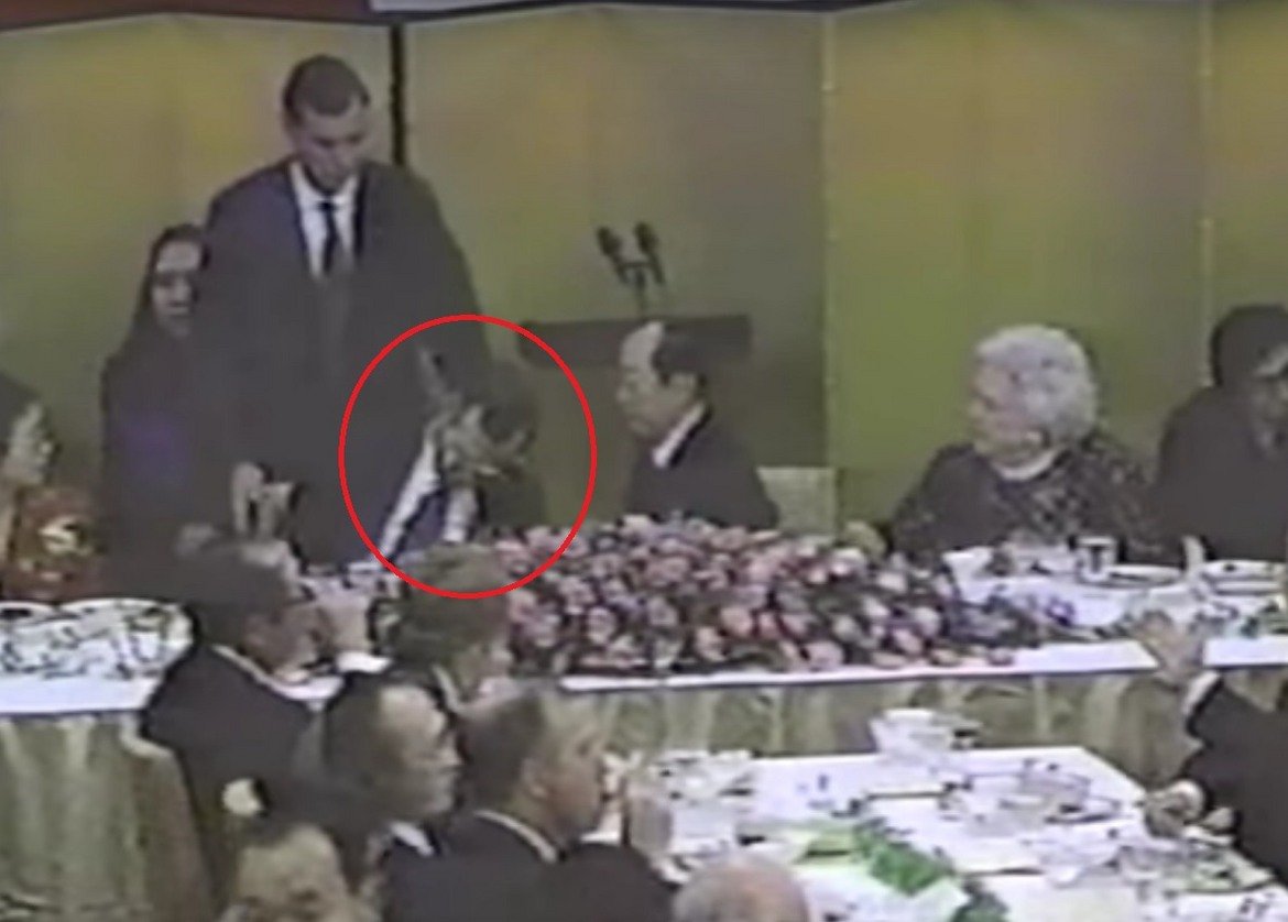 Инцидент наистина има. По време на официална вечеря Буш-старши повръща върху краката на домакина си - японския премиер. Но няколко минути по-късно обаче президентът на САЩ отново е на крака.