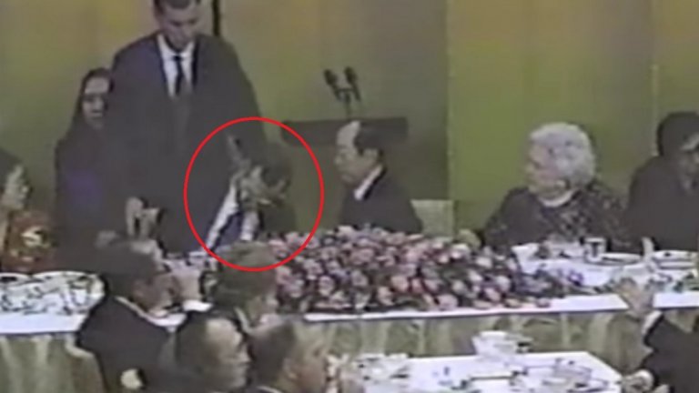 Инцидент наистина има. По време на официална вечеря Буш-старши повръща върху краката на домакина си - японския премиер. Но няколко минути по-късно обаче президентът на САЩ отново е на крака.
