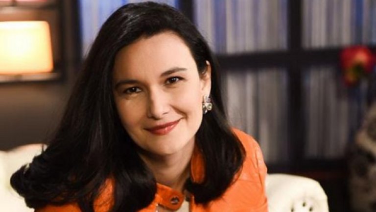 Самата Евелина има две деца: Ани и малкия Бобо