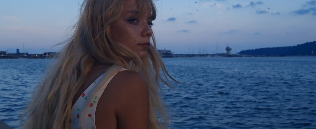 “Чалга”
Завладяващата историята на режисьора Мариан Вълев ни въвежда мечтата на 20-годишната Барбара (Елеонора Иванова), която иска да стане певица. Уверена е, че има талант и харизма за сцената, но никой не иска да я прослуша, понеже има твърде малък бюст.
Амбицията на момичето за слава обаче не се пречупва. Тя е решена да си направи операция за уголемяване на гърдите, като събере парите с проституция. Барбара заминава за “Златни пясъци” с мисията да съблазнява платежоспособни мъже, а докато кръстосва улиците среща психично болната Роза (Цветелина Стоянова), която става нейна дясна ръка в търсенето на клиенти.