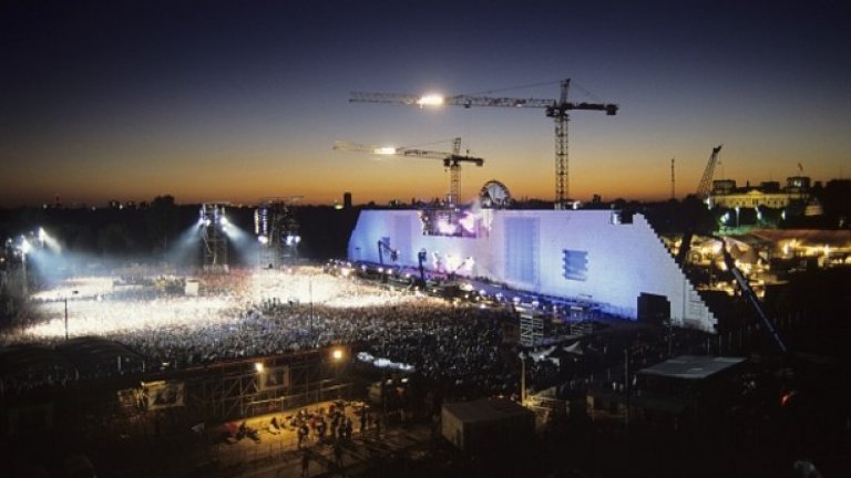3. Roger Waters – The Wall Live – $458,673,798
Необичайно дългата обиколка на Роджър Уотърс продължи от 2010 до 2013 г. Това шоу се смята за един от най-сложните и амбициозни музикални проекти. Осветлението и цялостният дизайн струват внушителните 60 млн. долара. Турнето оправда очакванията и приходите надвишиха разходите 10 пъти.