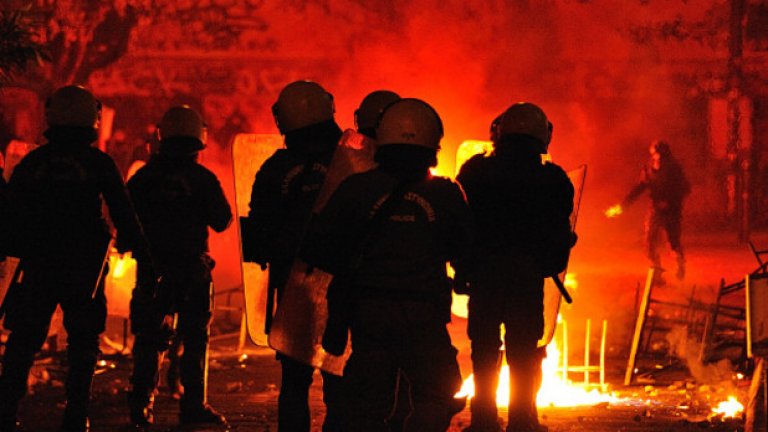 Около 300 анархисти предизвикаха безредици в гръцката столица