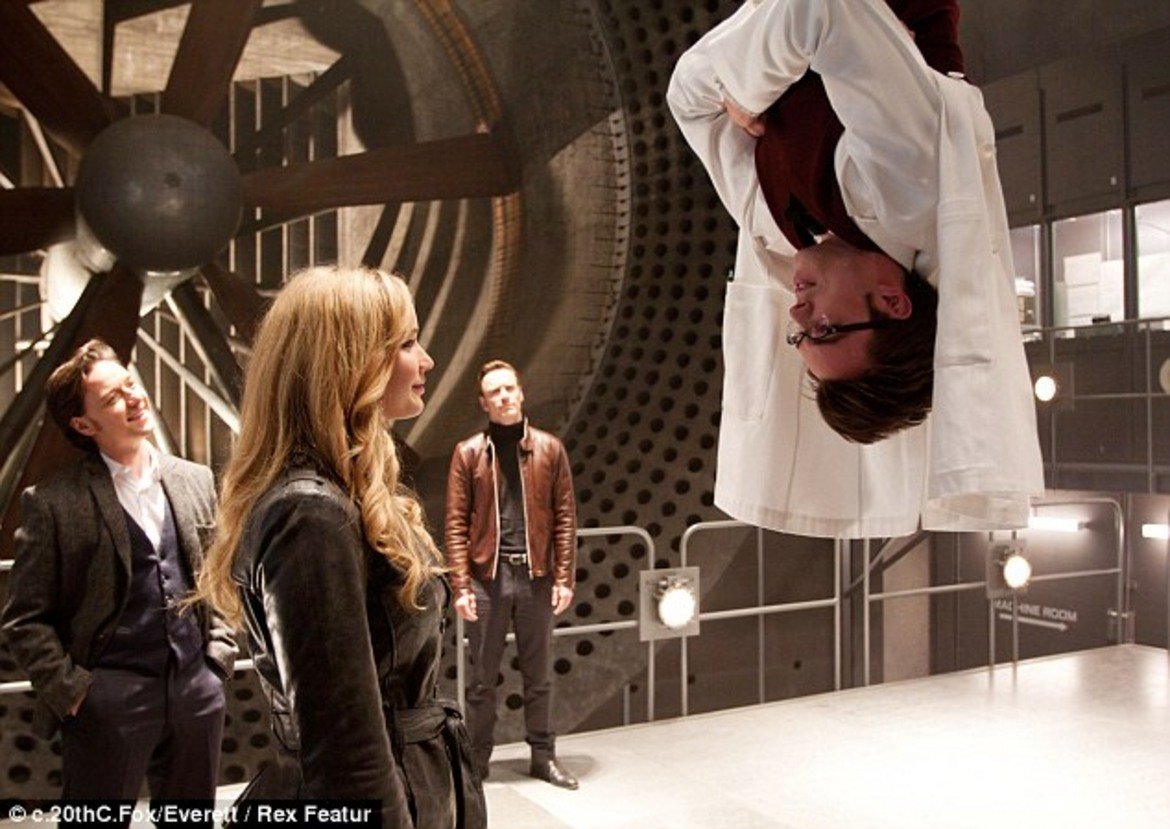 X-Men: Първа вълна / X-Men: First Class 

Филмите за супергерои се оказват магнит за актьори - по време на снимките за X-Men: Първа вълна от 2011 г., Дженифър Лорънс се влюбва в партньора си на екран Никълъс Холт. Лорънс играе ролята на Мистик - мутант-трансформатор, a Холт е д-р Ханк Маккой (или Звяра), който по време на експеримент се превръща в страховита човекоподобна маймуна. Двамата актьори бяха заедно близо две години, но дори след временната си раздяла, отново се събраха на площадката на продължението на X-Men - "Дни на отминалото бъдеще". Днес Холт и Лорънс не живеят заедно, но историята им придава интригуващ привкус на поредицата за супергерои. 