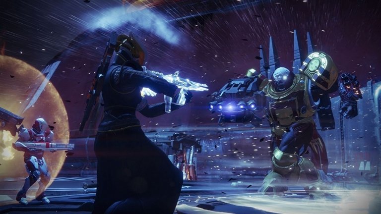 Destiny 2
платформи: PS4, Xbox One, PC
излиза на: 6 септември (PS4, Xbox One), 24 октомври (PC)
Оригиналната Destiny бе едно мащабно начинание, което първоначално се огъна под собствените си амбиции, но по-късно успя да се настани трайно на небосклона. С Destiny 2, Activision и Bungie си поставят за задача да не повторят колебливия старт и от самото начало да предложат една завладяваща онлайн вселена, към която да се връщате отново и отново.
От една страна, цялата структура на тази екшън фантастика се запазва, но от друга всеки един геймплеен аспект би трябвало да предлага повече дълбочина и качество. Сингълплейър кампанията има по-сериозни претенции, докато мултиплейърът е по-гъвкав. Кооперативният режим ще бъде разширен с повече мисии. Ако обичате шутъри и онлайн игри, Destiny 2 има потенциала да ви ангажира за дълго време.